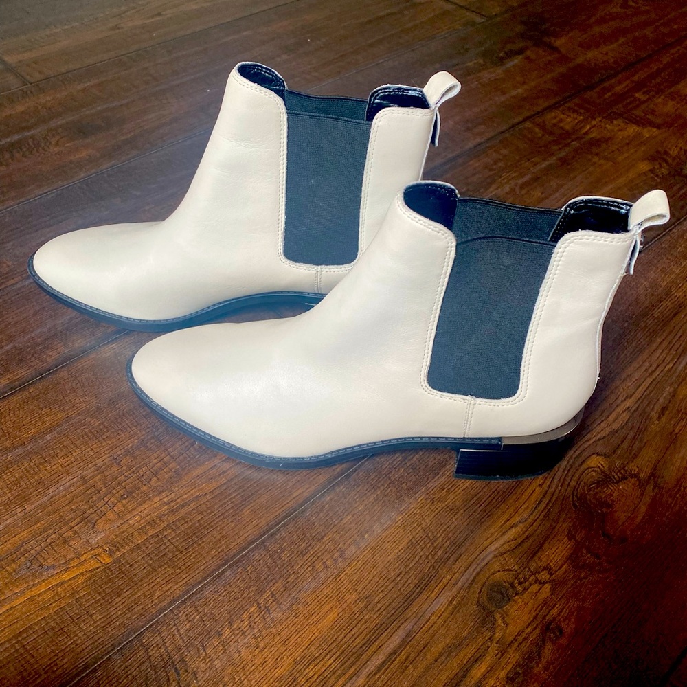 NWT ankle boot.  White leather size9